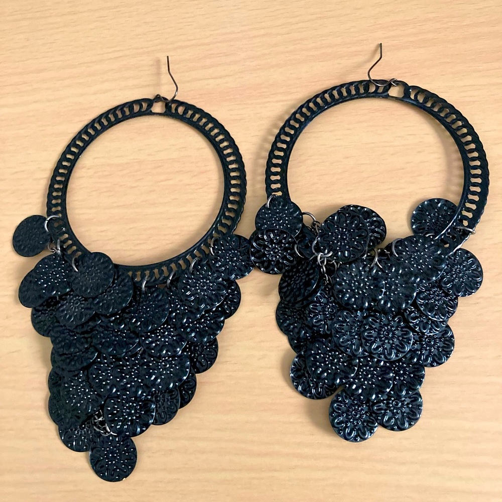 Black shiny hoops